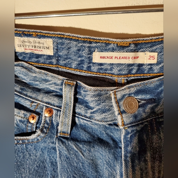 Levi's Premium Ribcage Pleated Crop Size 25 - Picture 8 of 10